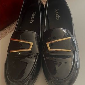 Womens brand new size 8.5 black leather loafer w gold buckle embellishment